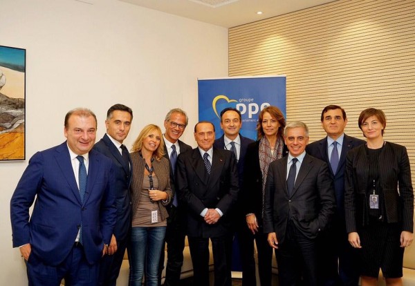Silvio Berlusconi con gruppo Forza Italia del PPE al perlamento Europeo