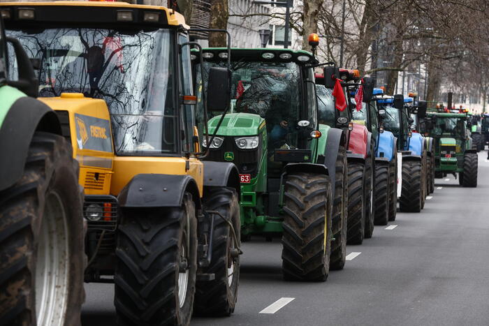 epa10500476 Farmers from the northern region of Flanders take part in a protest with their tractors against a new regional government plan to limit nitrogen emissions, in Brussels, Belgium, 03 March 2023.  EPA/STEPHANIE LECOCQ